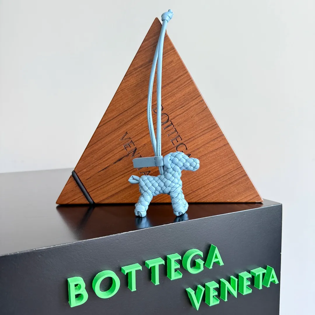 Batch 540 BOTTEGA VENETA2025 new puppy🐕 style pendant Braided puppy is online😎 Leather braided puppy style pendant can be hung on any handbag, and it is as cute, delicate and colorful as it matches with a bag. Cute and cute, it will touch your heart at any time. It can be hung on bags or keychains. Who can resist such a cute puppy? Style number: 807068